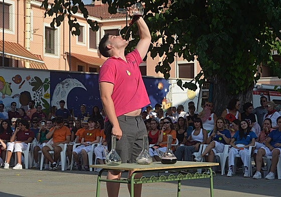 Uno de los participantes demuestra su habilidad y destreza con el porrón.