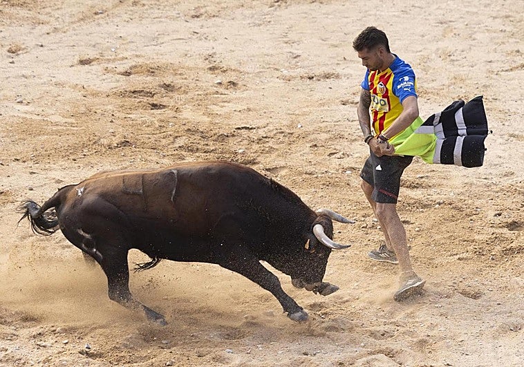 El recortador Sergio Gómez Gamazo durante la capea.