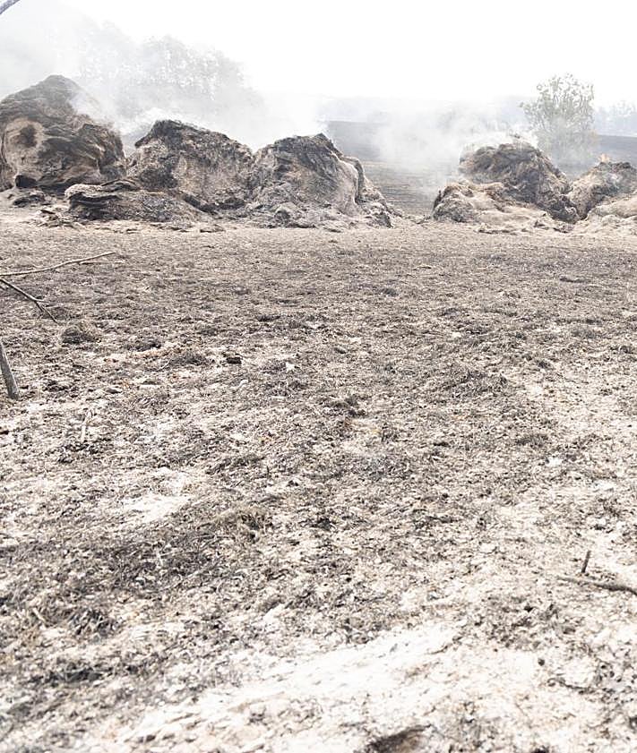 Imagen secundaria 2 - Los vecinos ayudan en Santa Marina de Valdeón, Canalejas y, en último término, el paisaje calcinado junto a la localidad.