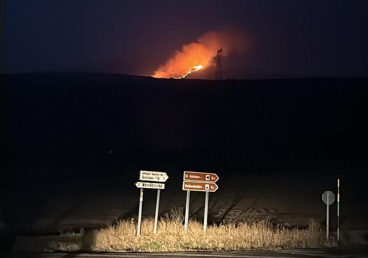 El fuego, visible desde la carretera, a los pies del Golobar.