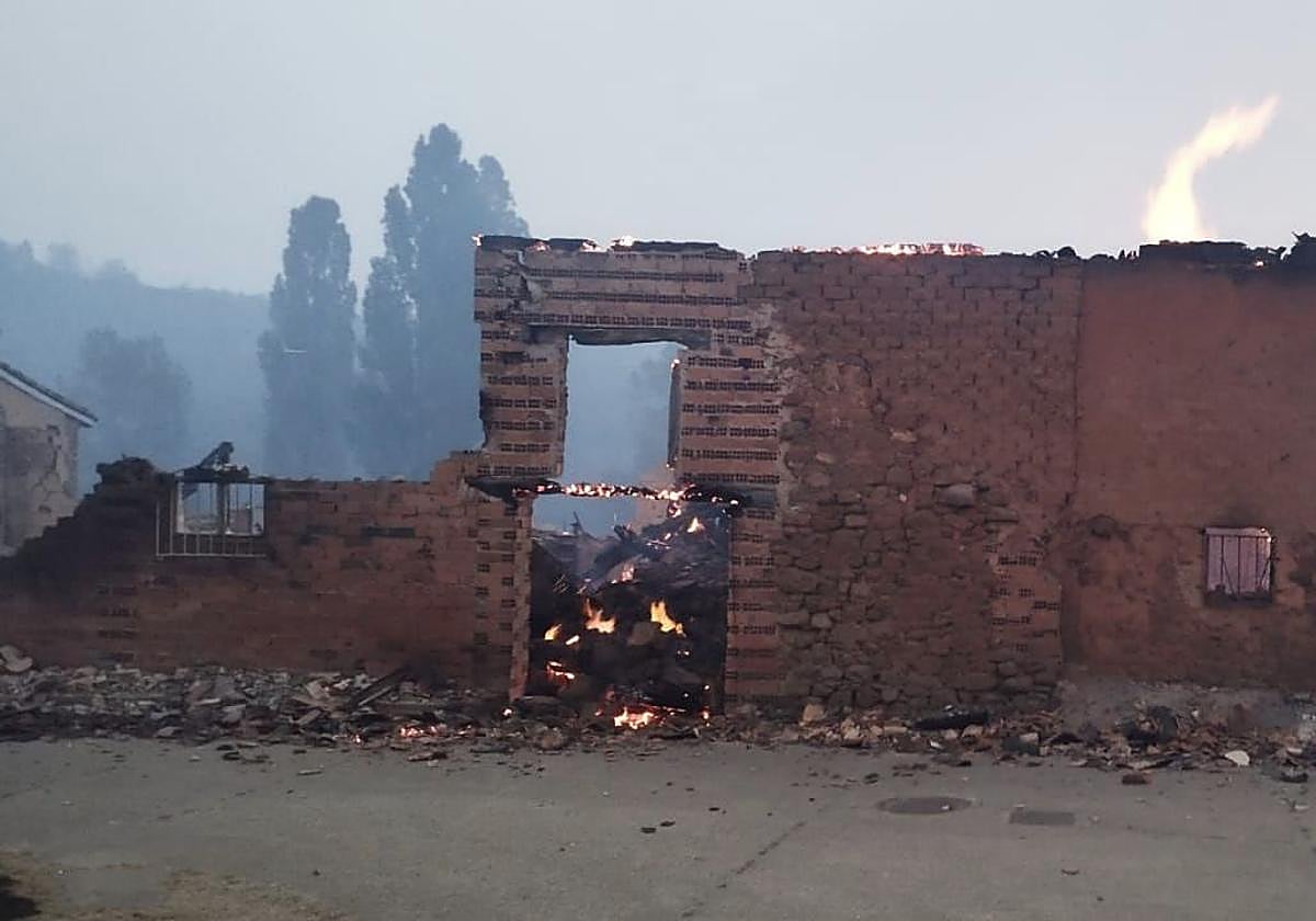 Las casas de San Pedro de Cansoles, pasto de las llamas