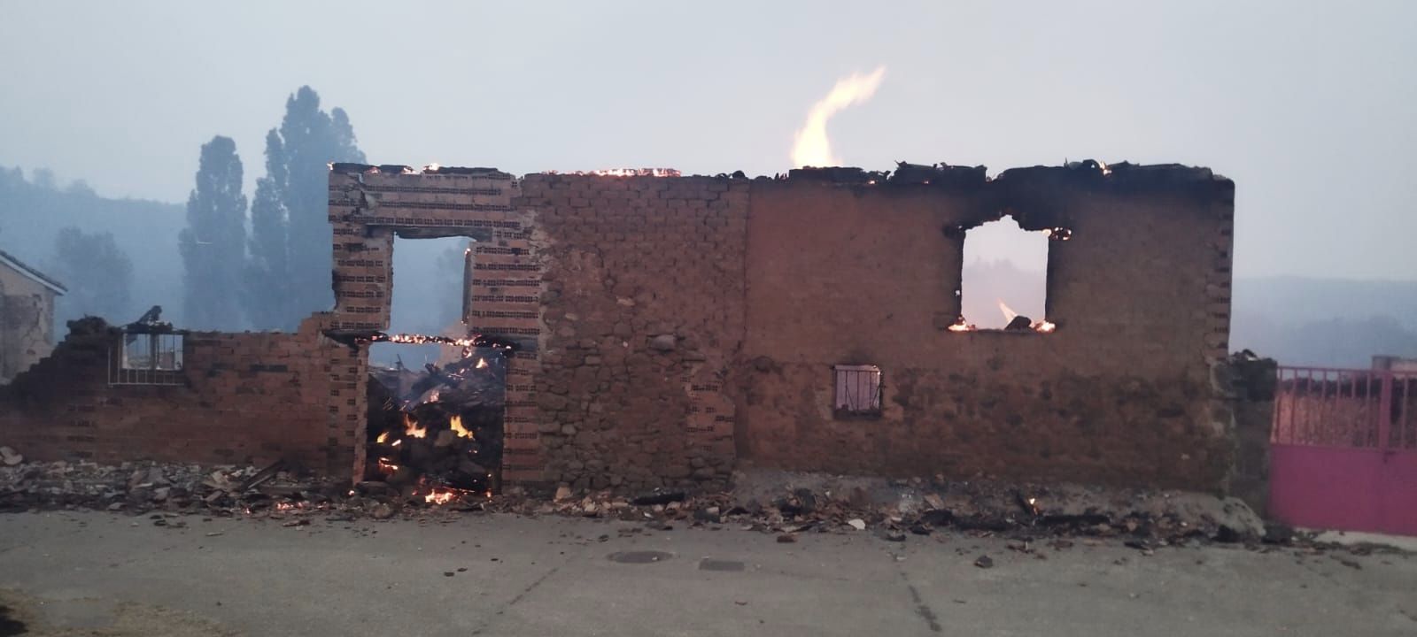 Las casas de San Pedro de Cansoles, pasto de las llamas
