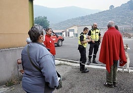 Efectivos de la UME conversan con vecinos desplazados por el incendio de Boca de Huérgano.