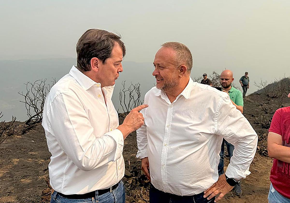 El presidente de la Junta visita las zonas afectadas por el incendio.