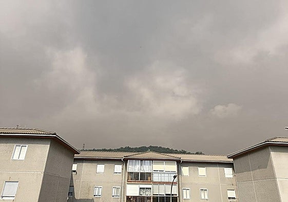 La humareda del incendio leonés de Canalejas envuelve Guardo.