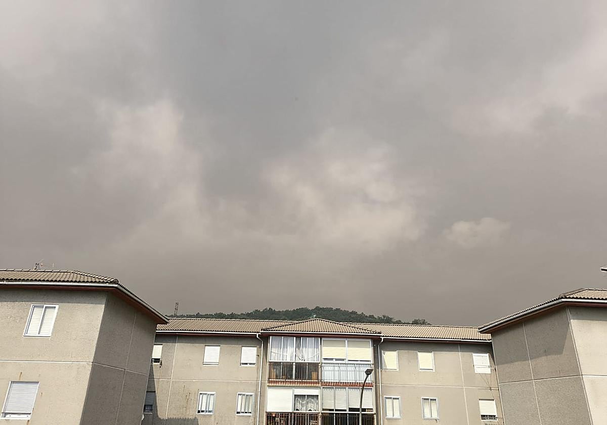 La humareda del incendio leonés de Canalejas envuelve Guardo.