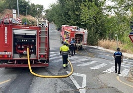 Bomberos y Policía Local intervienen desde la cuesta de los Maristas.