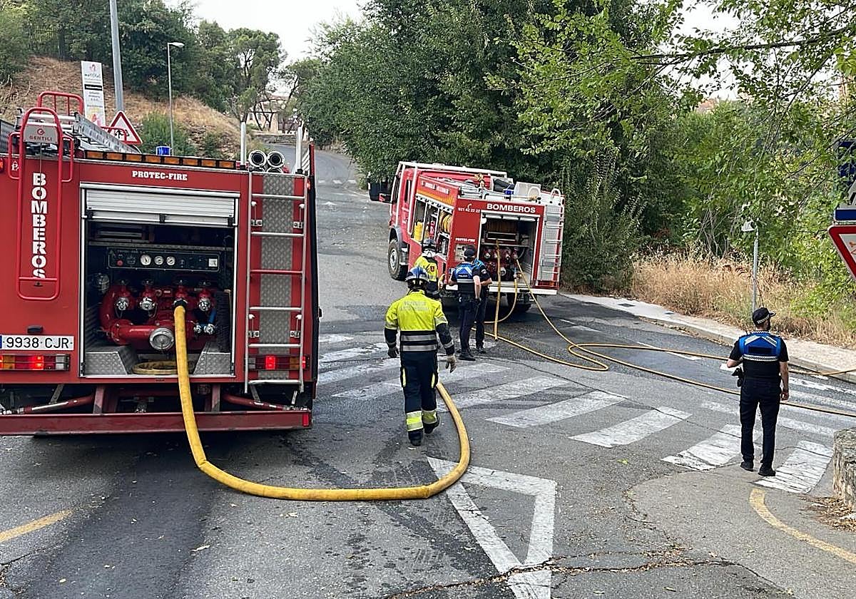Bomberos y Policía Local intervienen desde la cuesta de los Maristas.