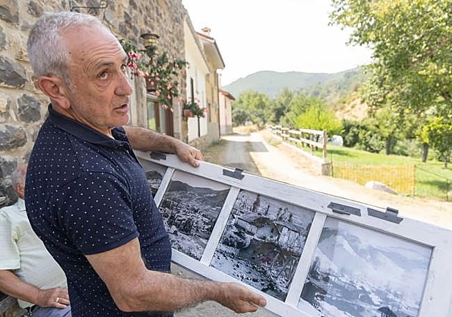 Un hombre muestra una fotografía comparatíva de cómo estaba el monte en los años 60 y como está ahora.