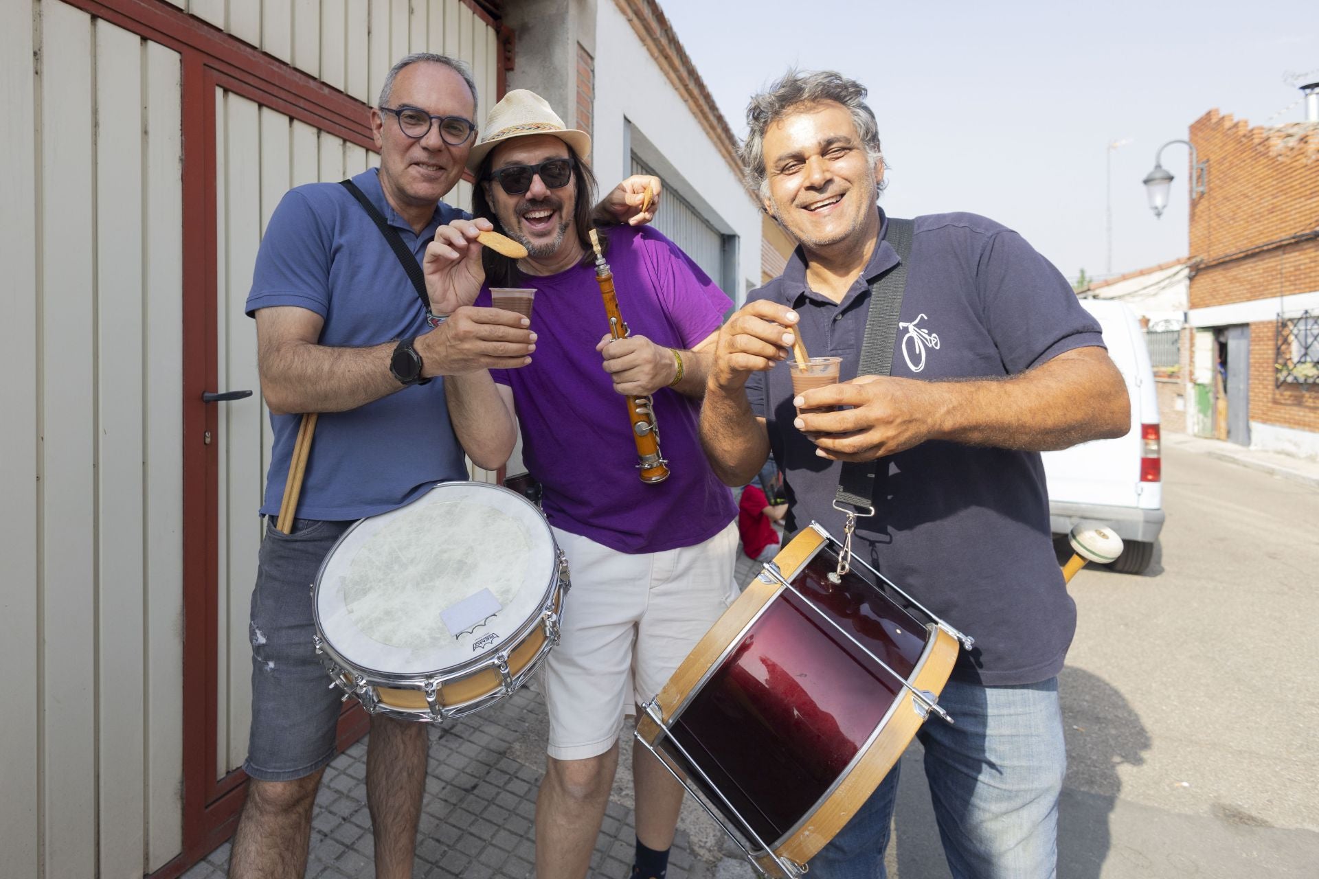 Pasacalles y chocolatada en las fiestas de Viana de Cega