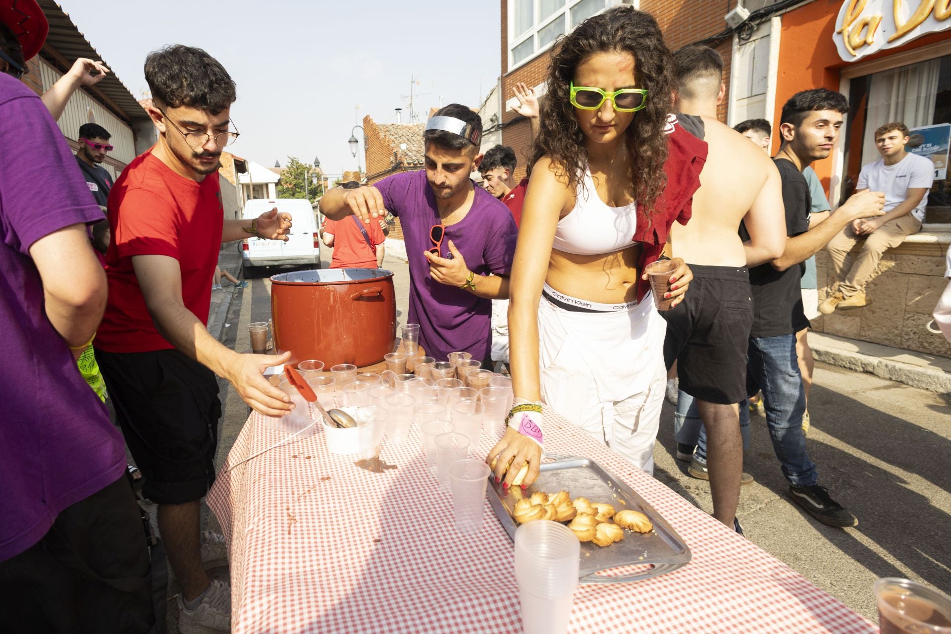 Pasacalles y chocolatada en las fiestas de Viana de Cega