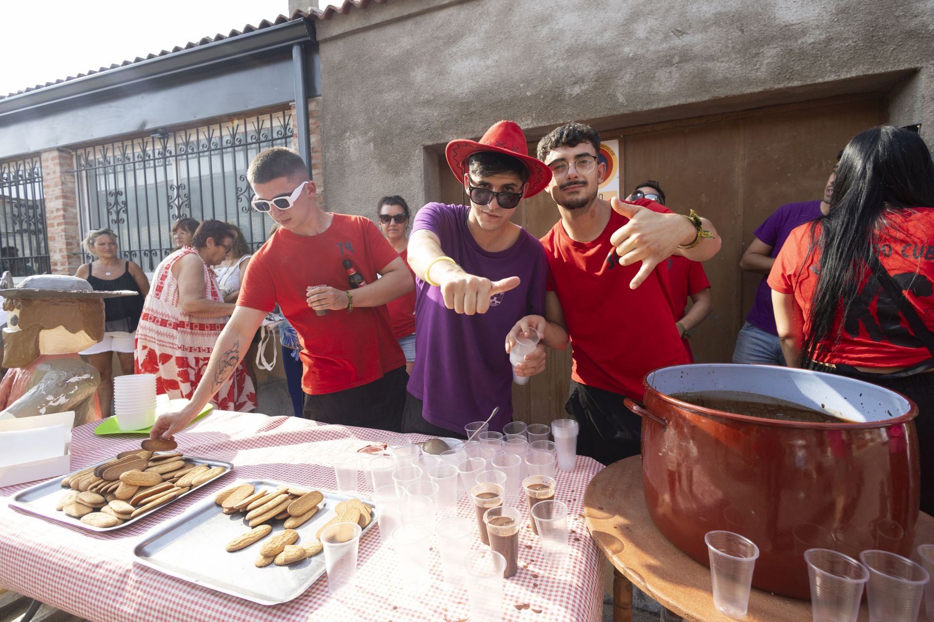 Pasacalles y chocolatada en las fiestas de Viana de Cega
