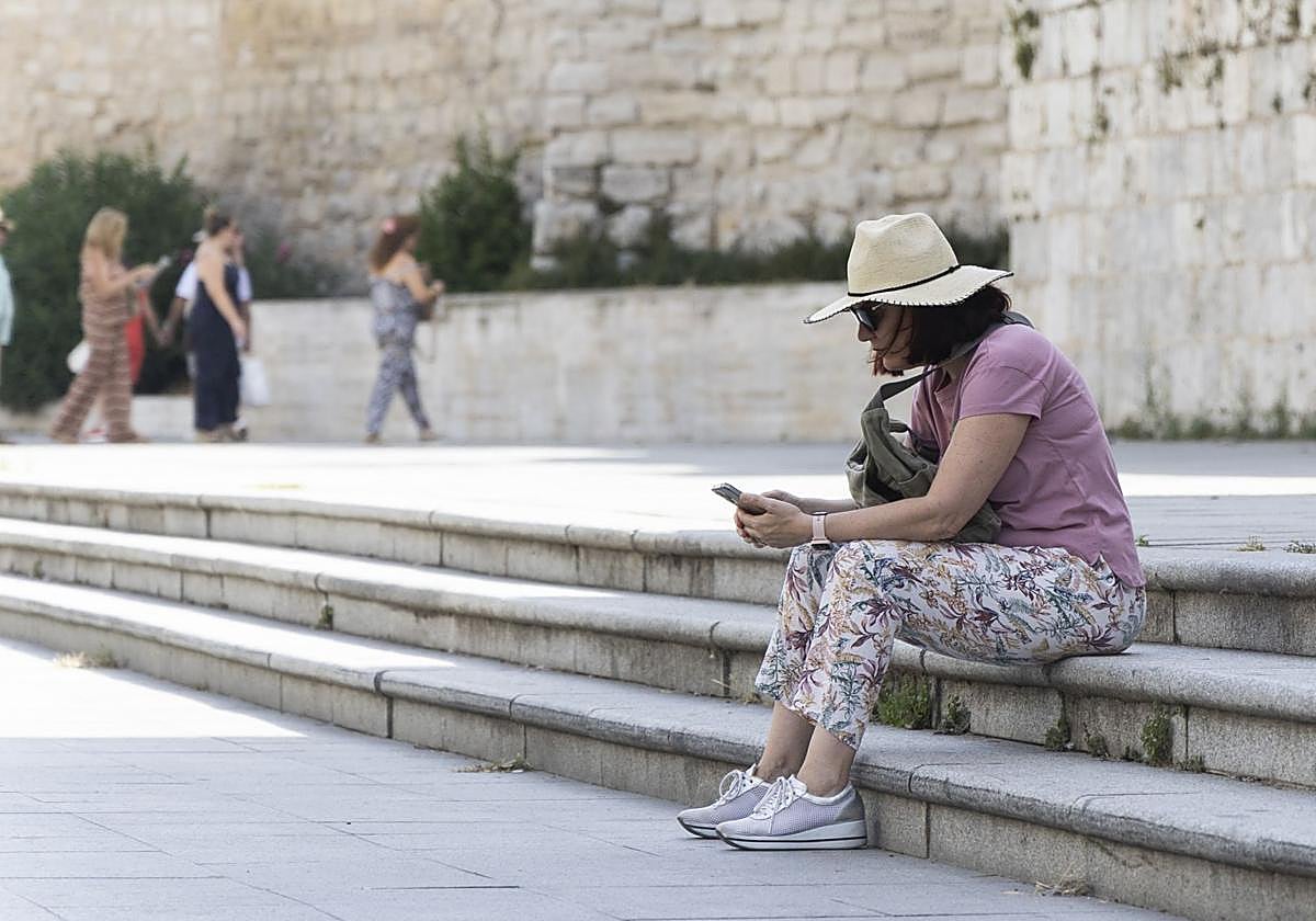 Varias personas, en la plaza de Portugalete, durante esta ola de calor.