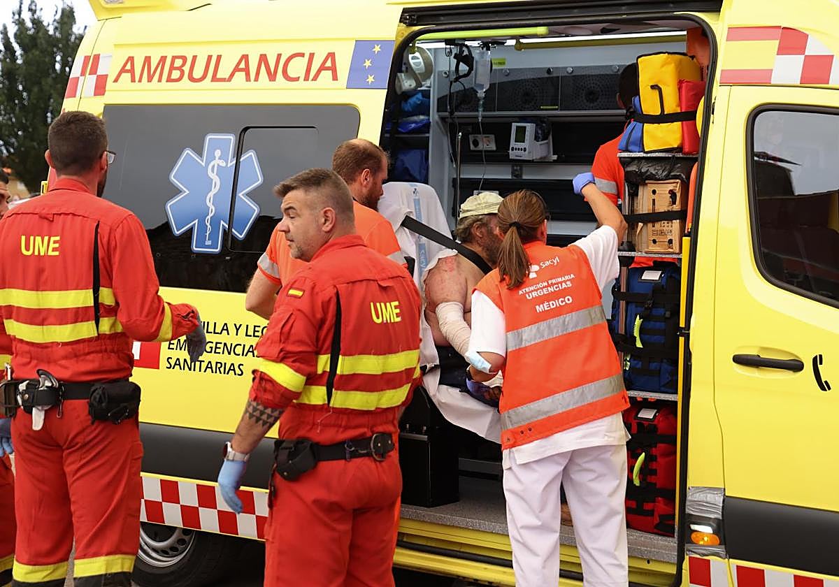 Efectivos sanitarios atienden a uno de los heridos en Abejera.