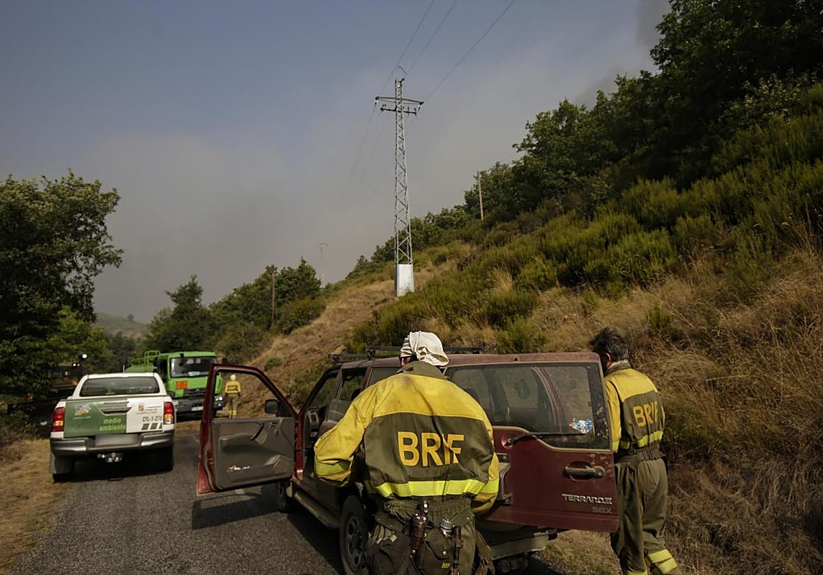 Cuadrillas de extinción en el incendio de Yeres-Llamas, donde falleció un bombero.
