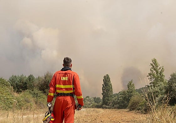 Un efectivo de la UME en el incendio próximo a Guardo.