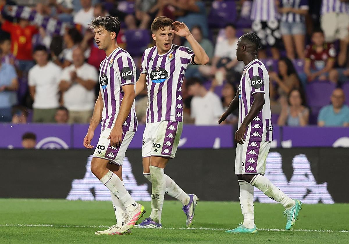 Iván Alejo felicita a Amath tras uno de sus goles.