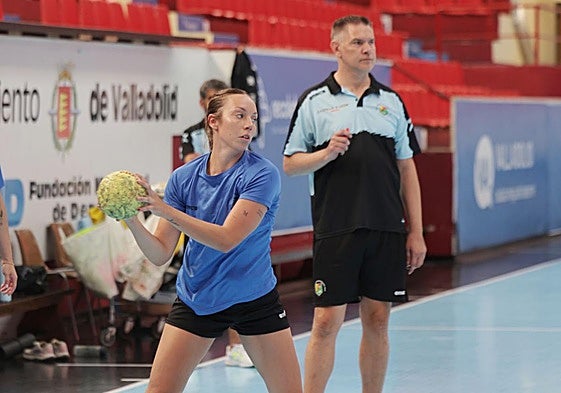 Nerea Patiño, con el técnico Salva Puig a su espalda.