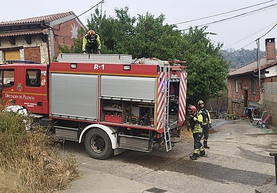 Bomberos de la Diputación de Palencia trabajan en San Pedro de Cansoles para estabilizar las edificaciones tras el fuego.