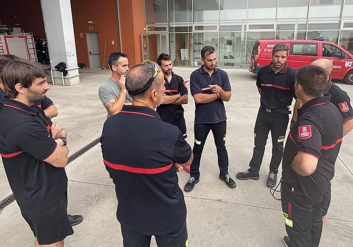 Los bomberos que han viajado al Bierzo, antes de salir.
