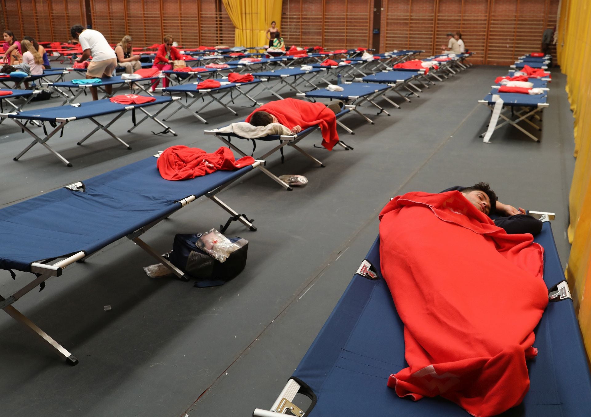 La solidaridad en horas de angustia en el Polideportivo de Saldaña