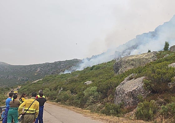 Humo en la sierra de Brañosera tras las labores de extinción del fuego detectado en la noche del domingo.