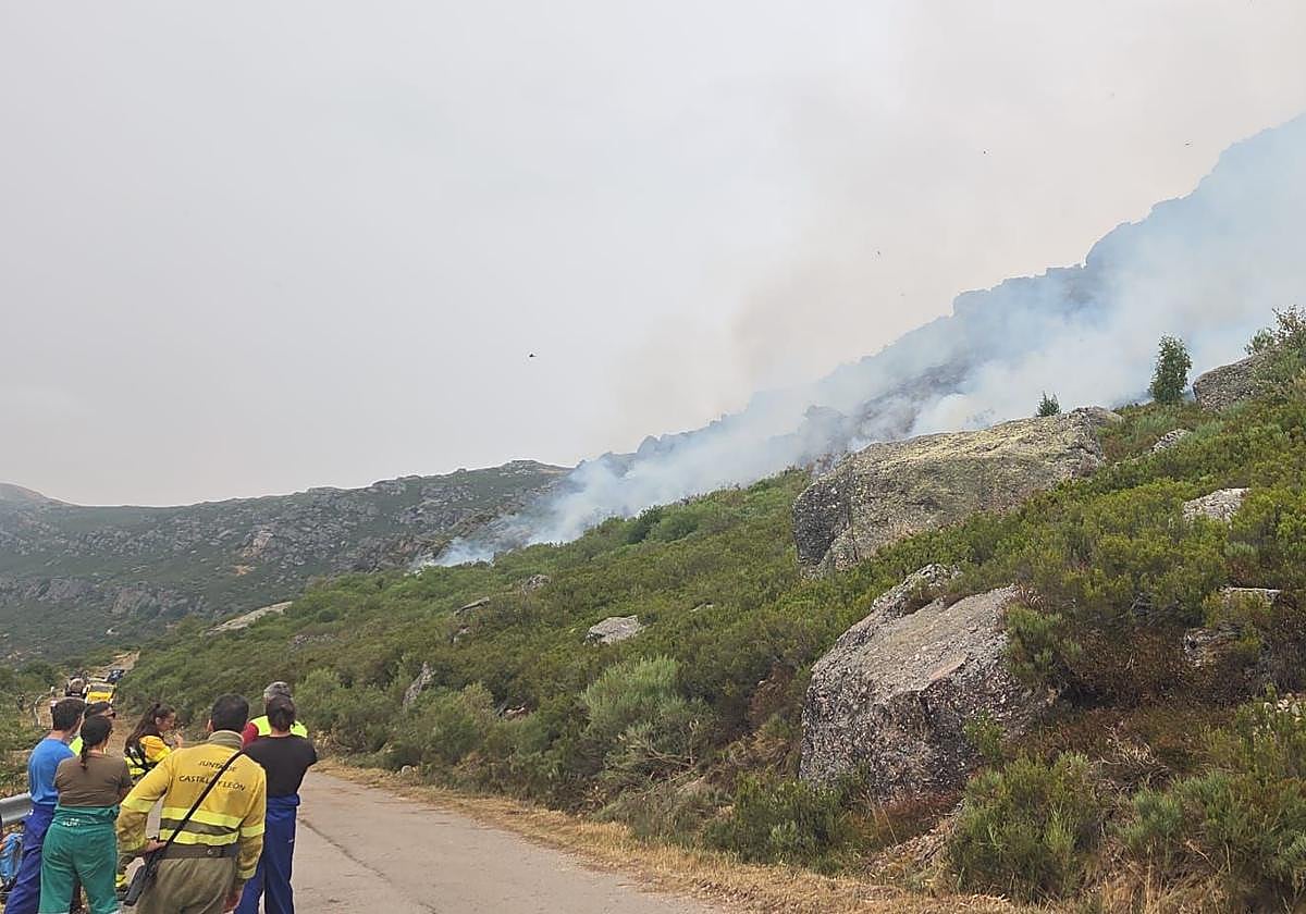 Humo en la sierra de Brañosera tras las labores de extinción del fuego detectado en la noche del domingo.