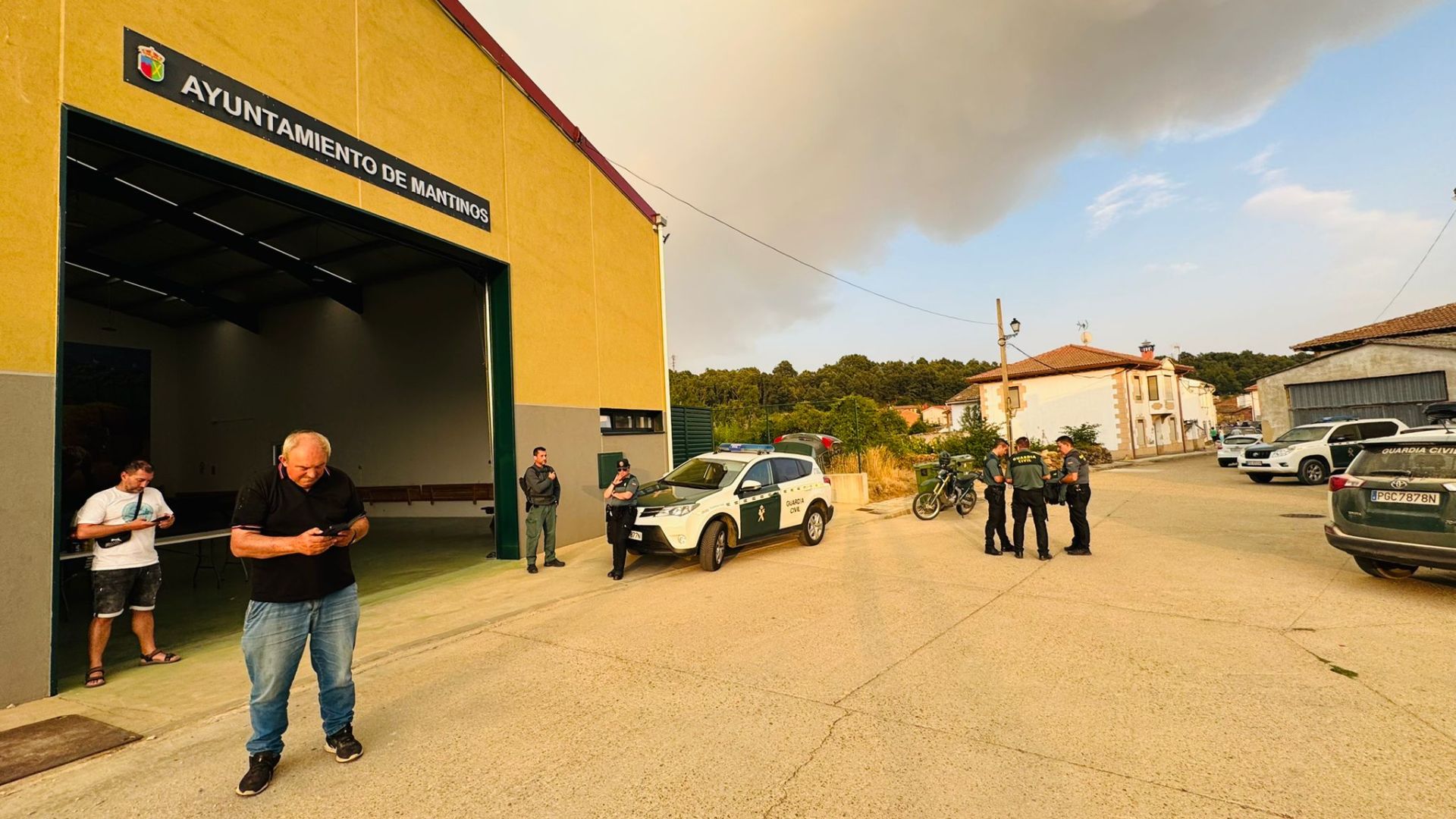 El fuego llega al pinar de Mantinos y Guardo trabaja para protegerse