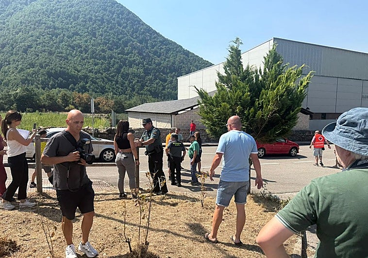 La Guardia Civil habla con a una de las vecinas de Palacios del Sil.