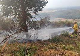Extinción del incendio de Basardilla, este domingo.