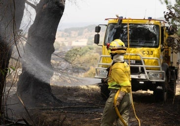 Un bombero muerto y otro herido al volcar una autobomba en un incendio en León