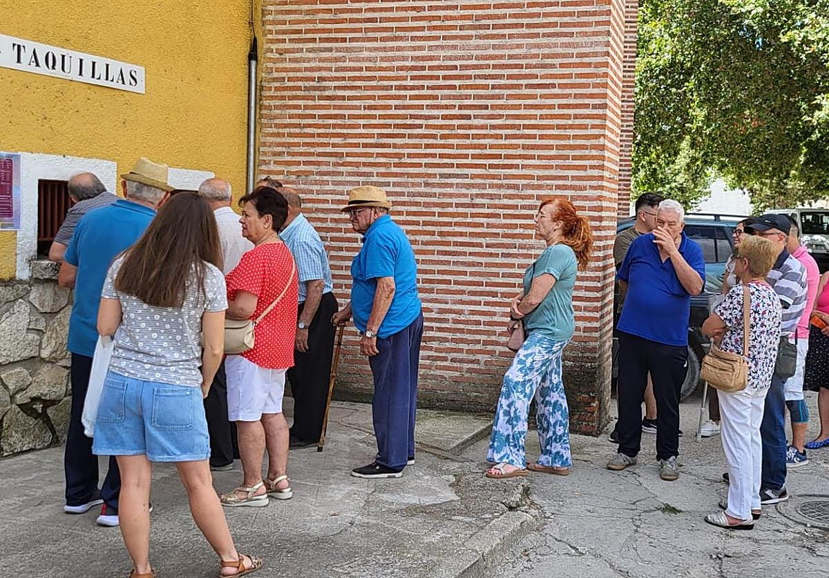 Colas en las taquillas de la plaza de toros, ayer.