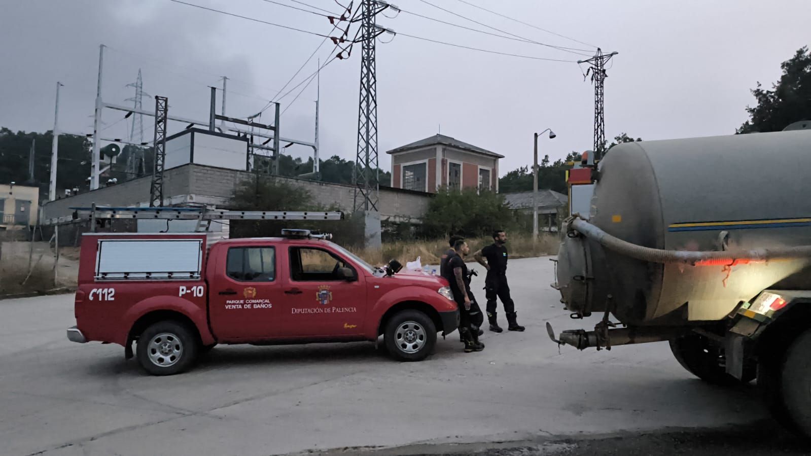 El fuego llega al pinar de Mantinos y Guardo trabaja para protegerse