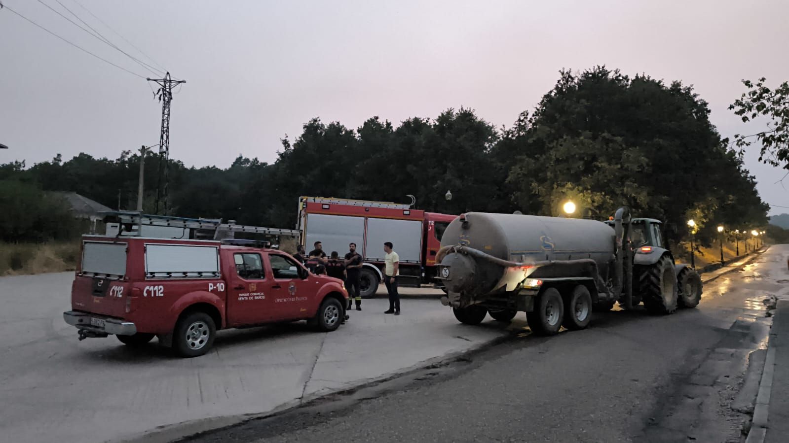 El fuego llega al pinar de Mantinos y Guardo trabaja para protegerse