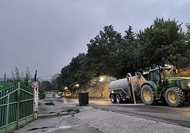El fuego llega al pinar de Mantinos y Guardo trabaja para protegerse