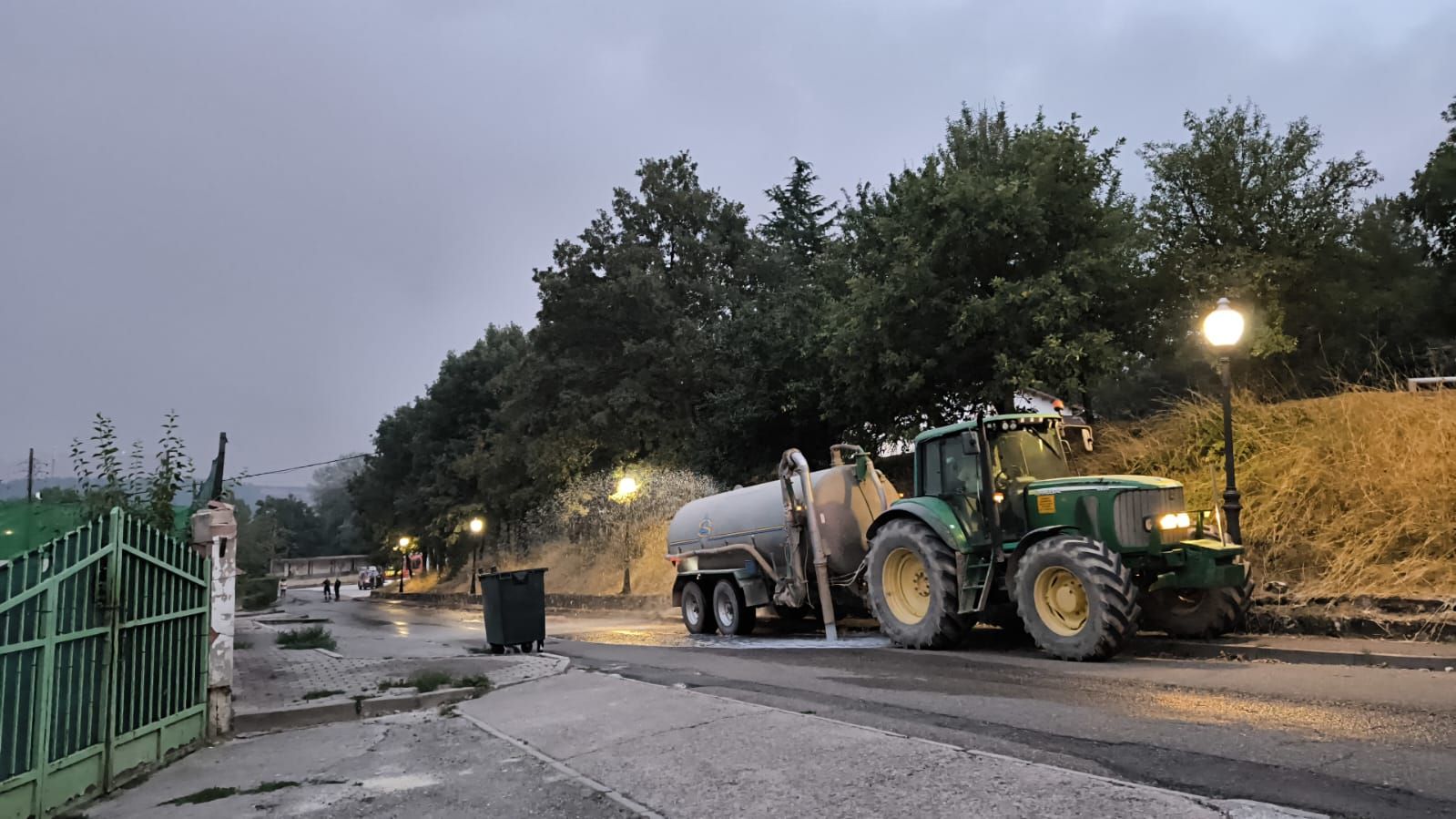 El fuego llega al pinar de Mantinos y Guardo trabaja para protegerse