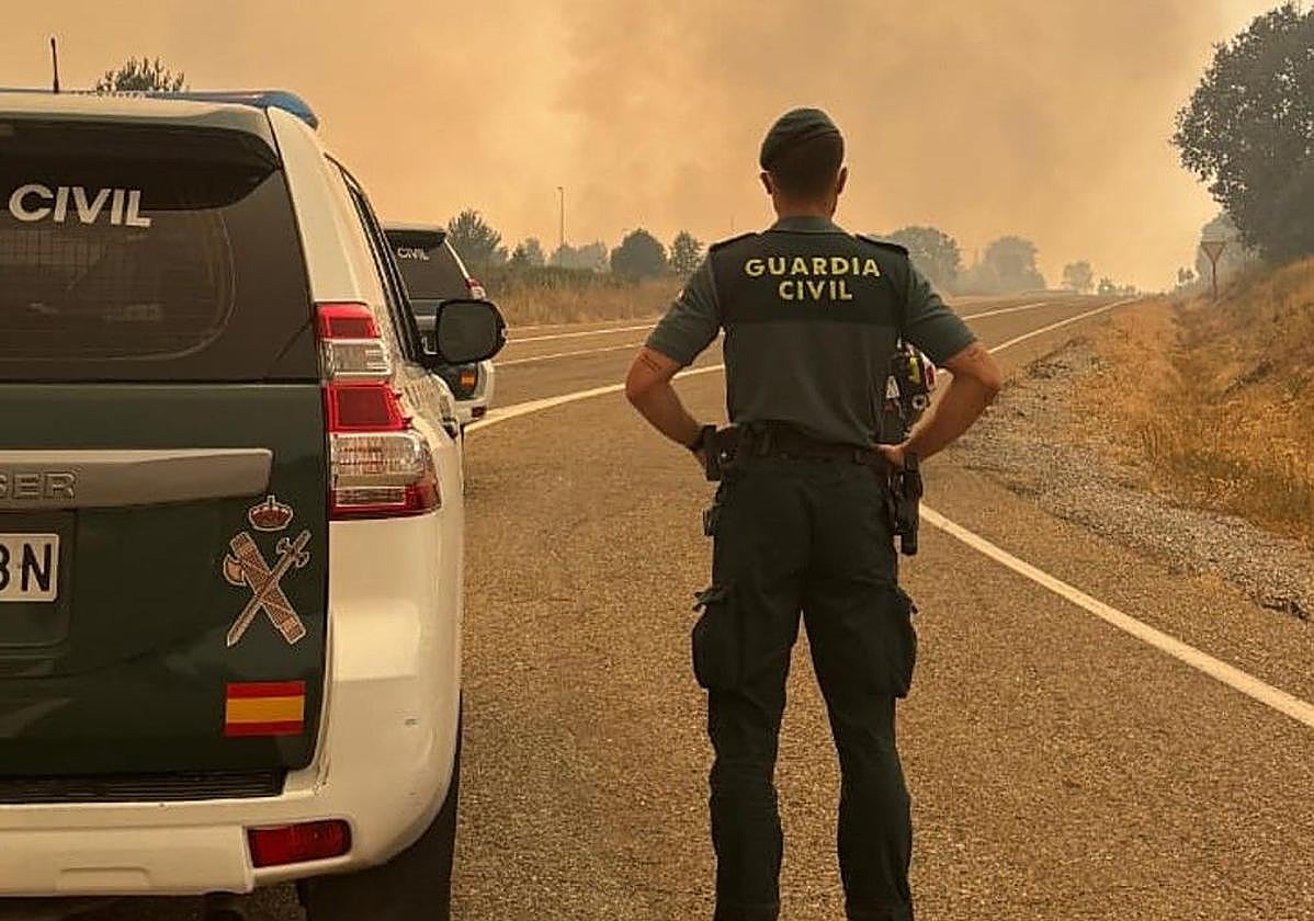 Un guardia civil observa el humo en las inmediaciones de Guardo.