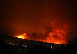 Las llamas en el frente de Jarilla, en la cuerda que divide el Valle del Jerte y el Ambroz, por encima de la localidad de El Torn