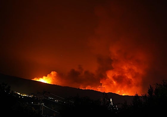 Las llamas en el frente de Jarilla, en la cuerda que divide el Valle del Jerte y el Ambroz, por encima de la localidad de El Torn