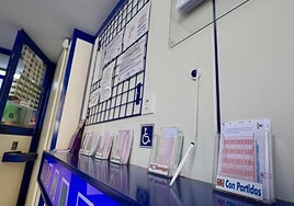 Boletos de primitivas y bonolotos y un despacho de loterías de Valladolid.