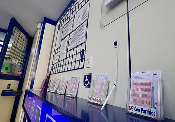 Boletos de primitivas y bonolotos y un despacho de loterías de Valladolid.