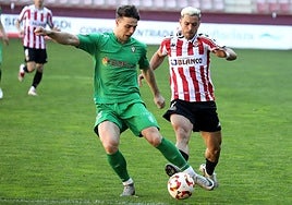 Pau Miguélez, de la SD Logroñés, presiona a un defensor del Gernika la pasada temporada.
