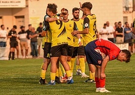 Los jugadores del Mojados celebran uno de los goles.