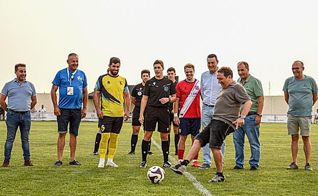 Eusebio hace el saque de honor.