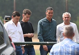 Pedro Sánchez (c), junto al presidente de la Junta de Castilla y León, Alfonso Fernández Mañueco (i), y el alcalde de la localidad, Mario Rivas, a su llegada a Caboalles (León)