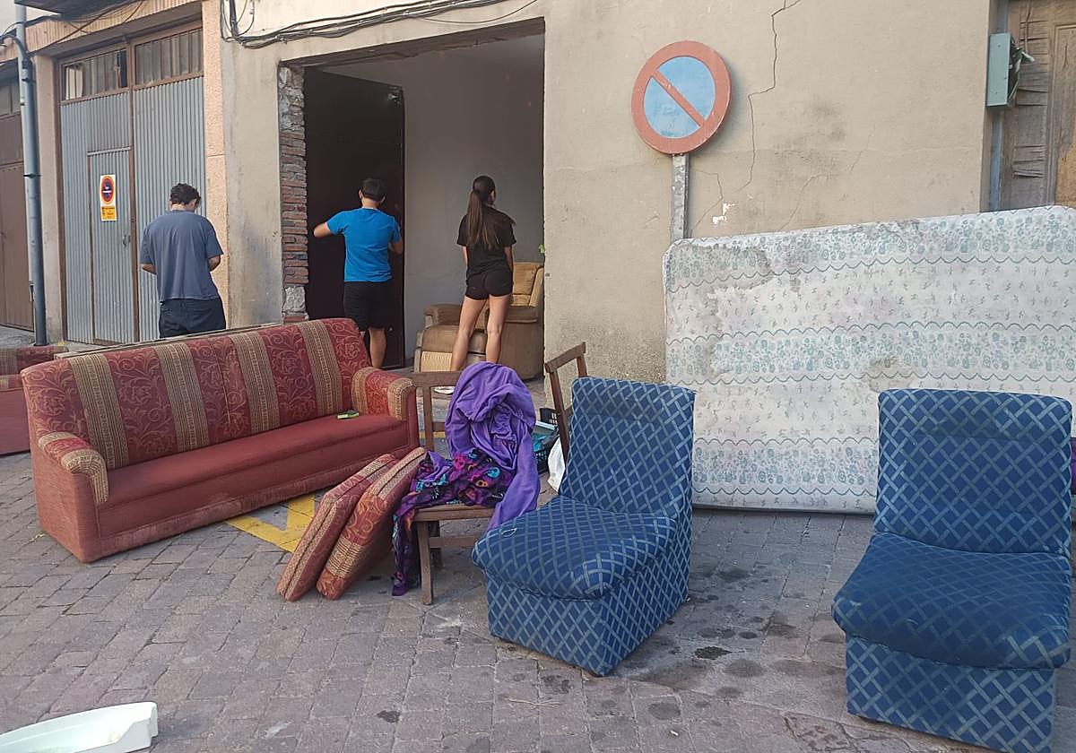 Una de las peñas, con los enseres fuera.