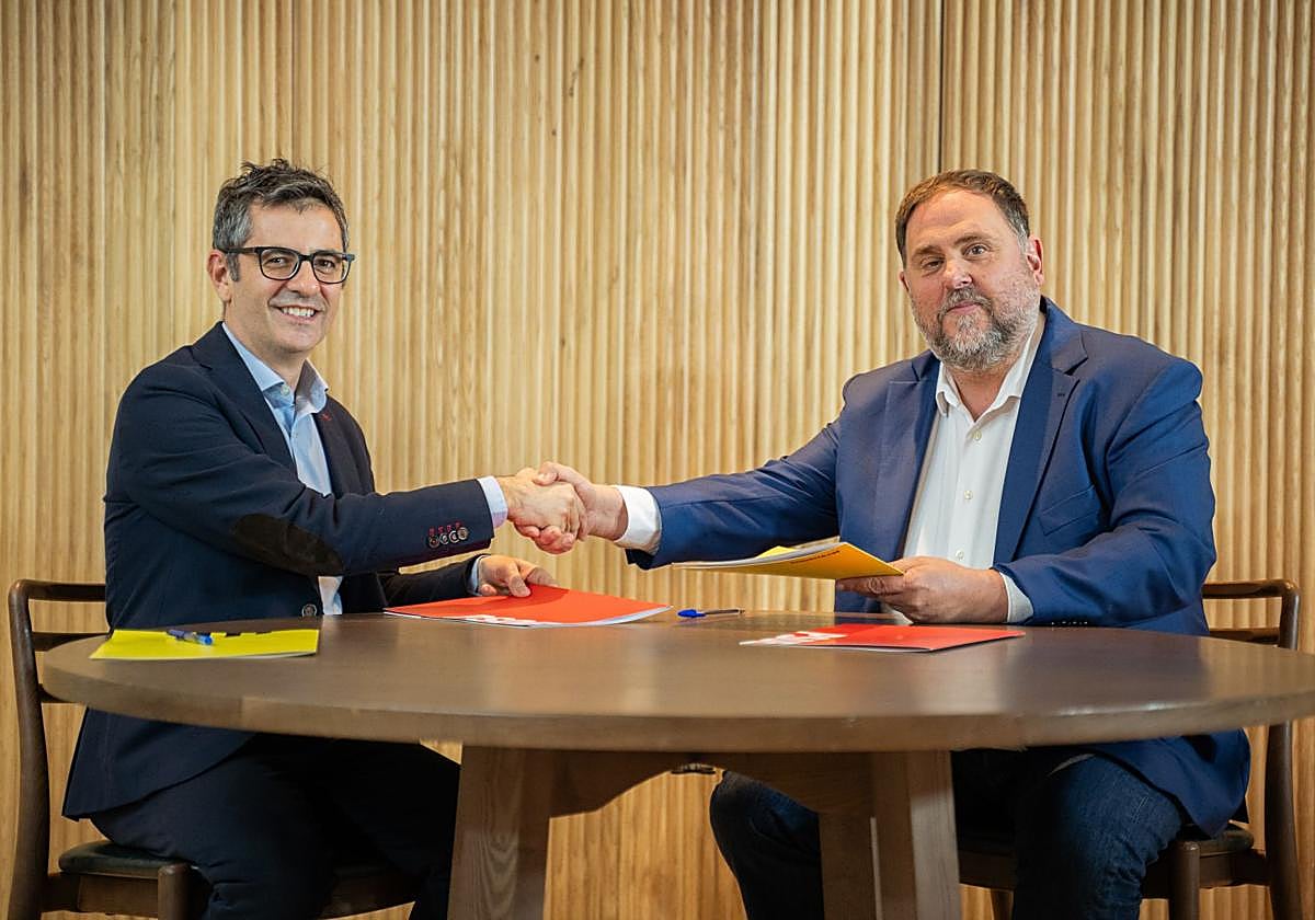 Bolaños y Junqueras se dan la mano tras sellar la investidura de Sánchez en noviembre de 2023.