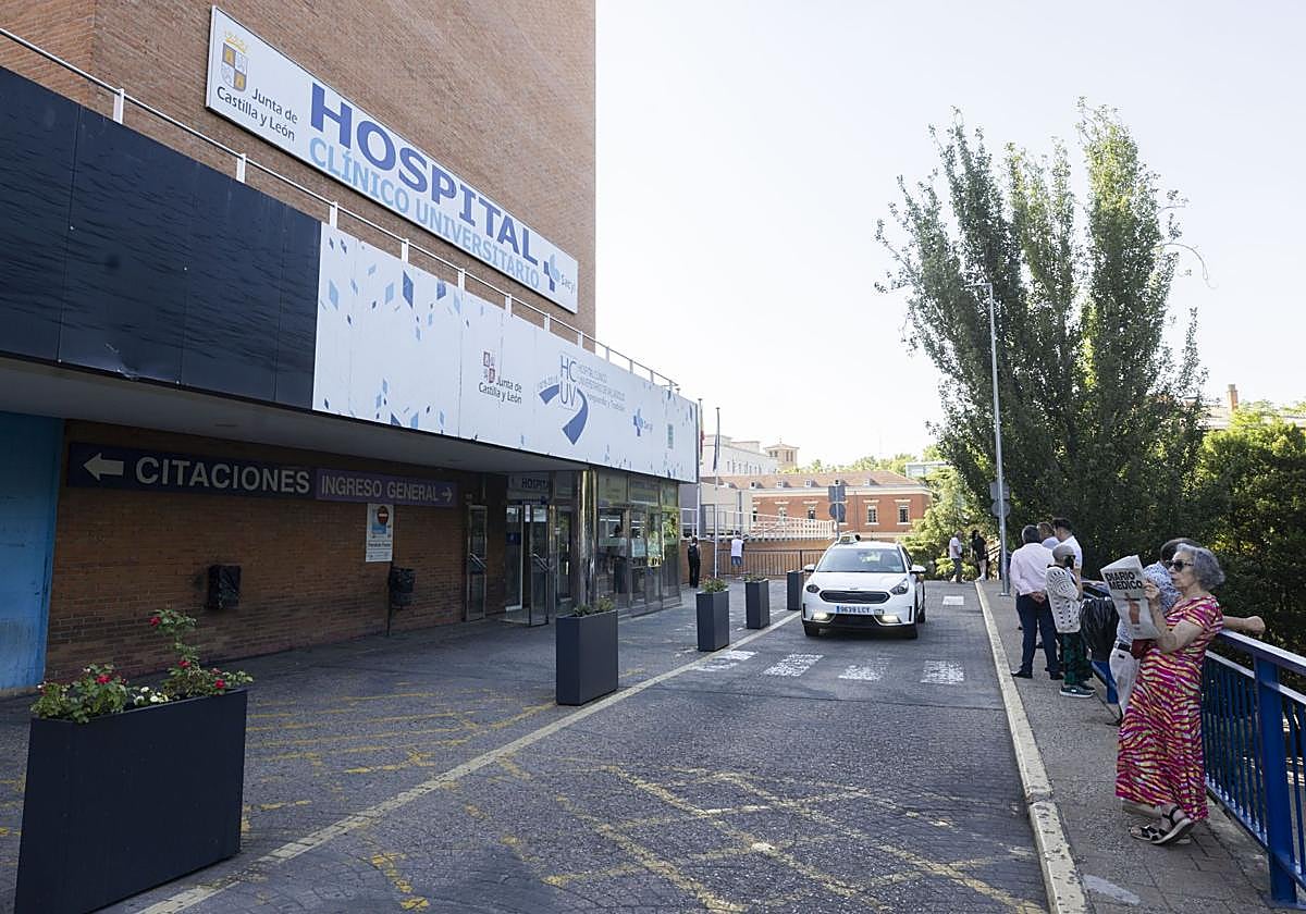 Entrada del Hospital Clínico Universitario de Valladolid.