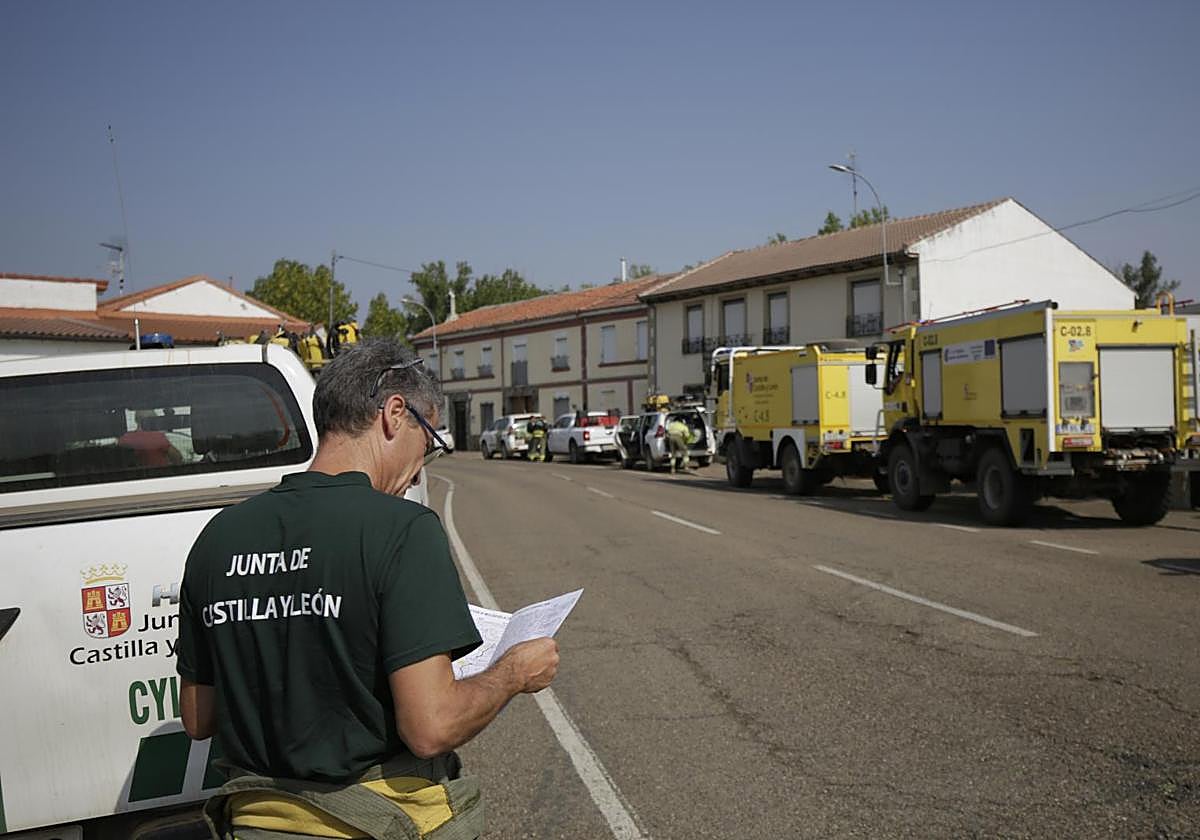 Equipos de bomberos forestales en Villamontán de Valduerna.