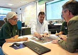 El presidente de la Junta de Castilla y León, Alfonso Fernández Mañueco, en el Centro Autonómico de Mando.